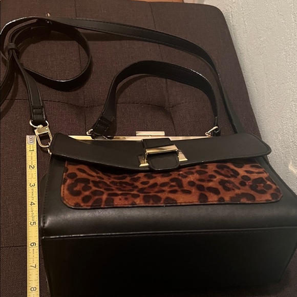 ( 0451) Gianni Bini Black and Leopard Crossbody Bag - Picture 4 of 11